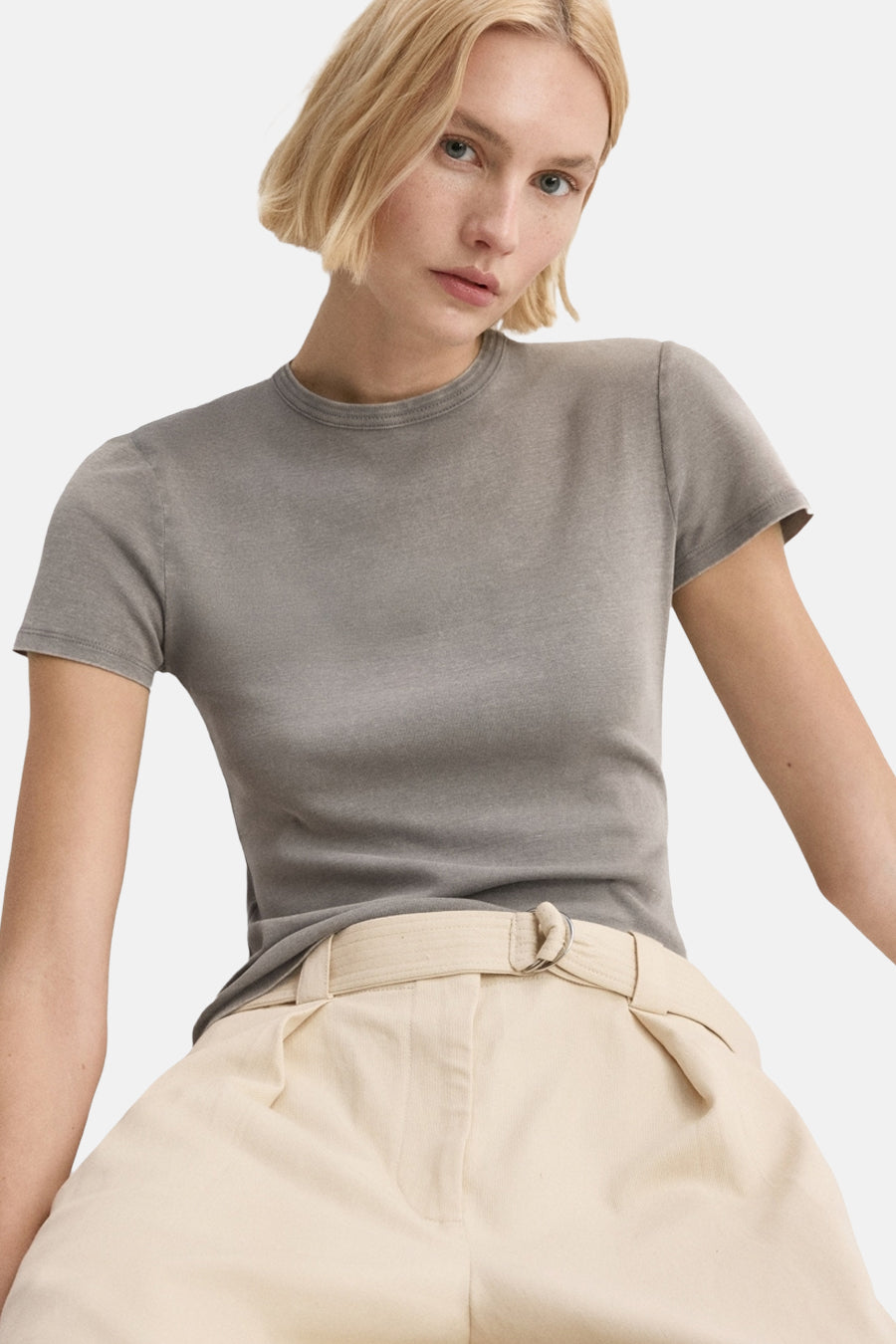 Haut gris de MANGO, à manches courtes et au design uni. Combiné avec un pantalon de couleur crème.