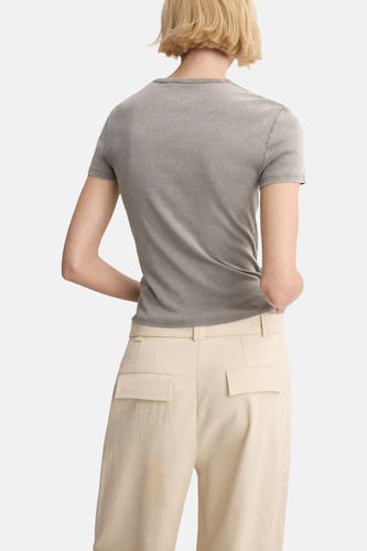 Grijze top van MANGO, met korte mouwen en een effen ontwerp. Gecombineerd met een crèmekleurige broek.