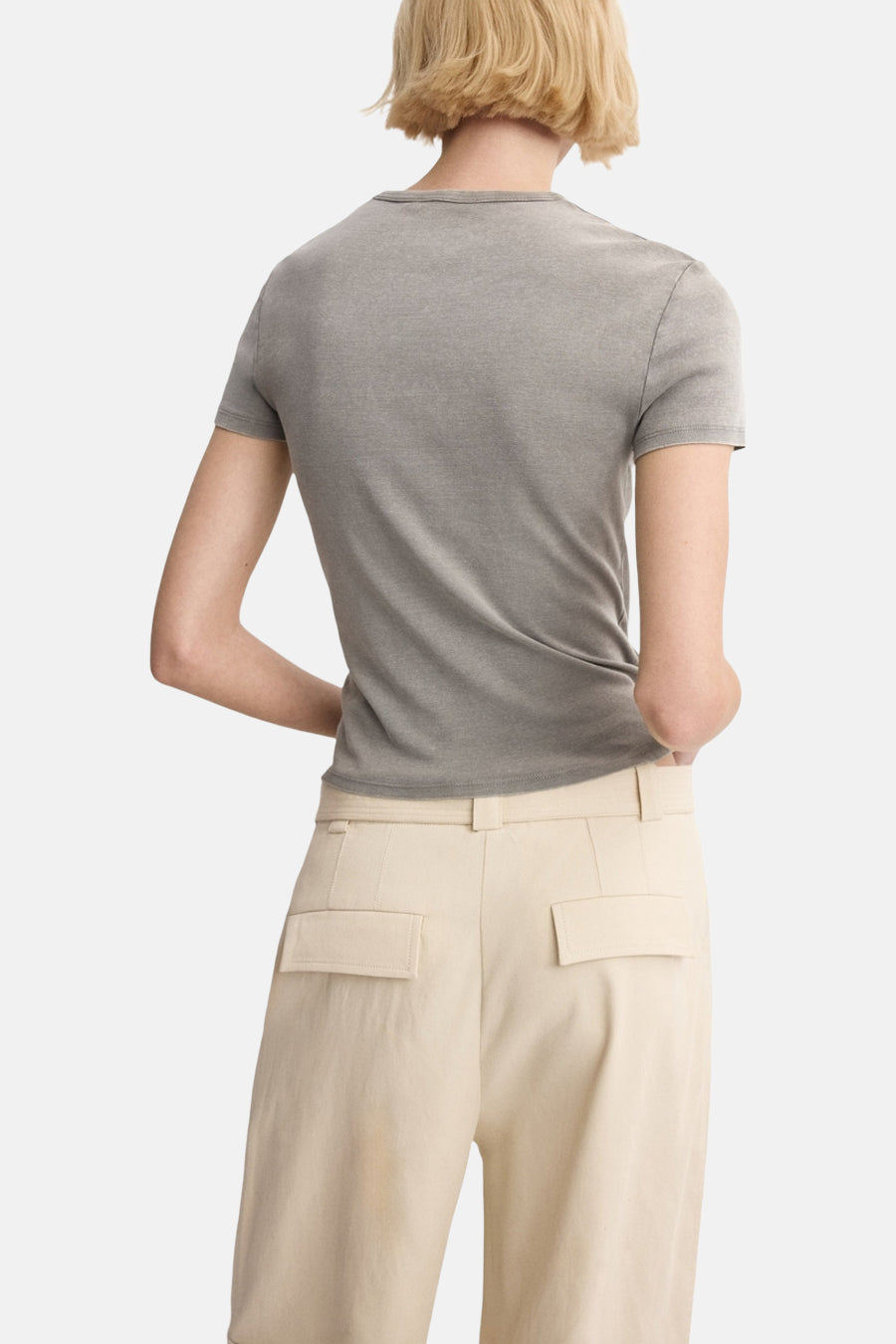 Grijze top van MANGO, met korte mouwen en een effen ontwerp. Gecombineerd met een crèmekleurige broek.