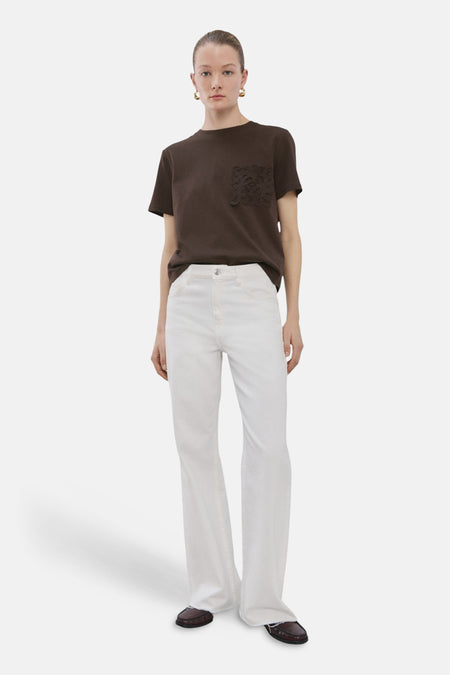 T-shirt marron à manches courtes de MANGO avec une poche plaquée décorative.
