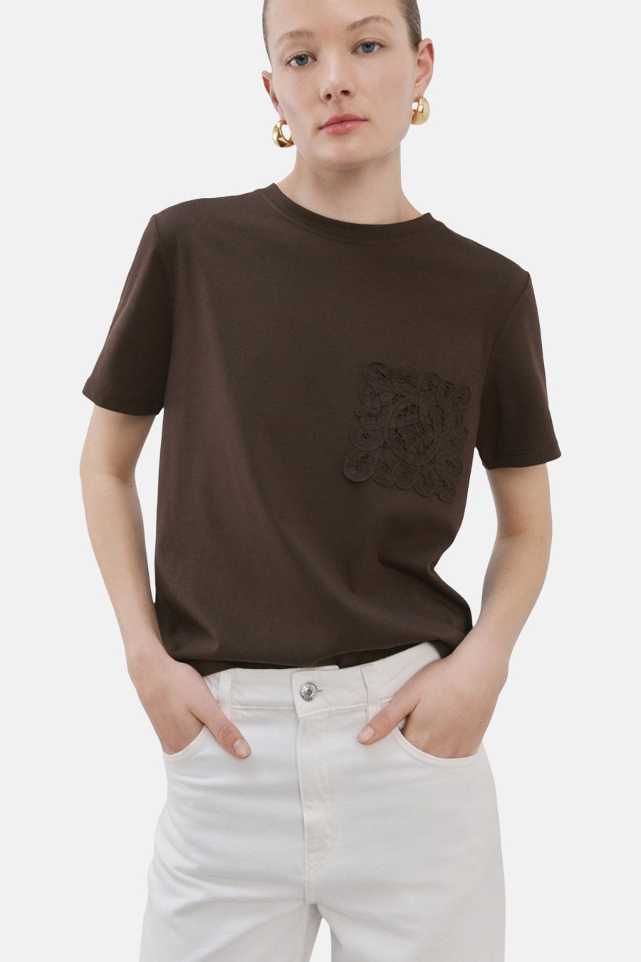 T-shirt marron de MANGO, à manches courtes et avec une application décorative en dentelle sur la poitrine.