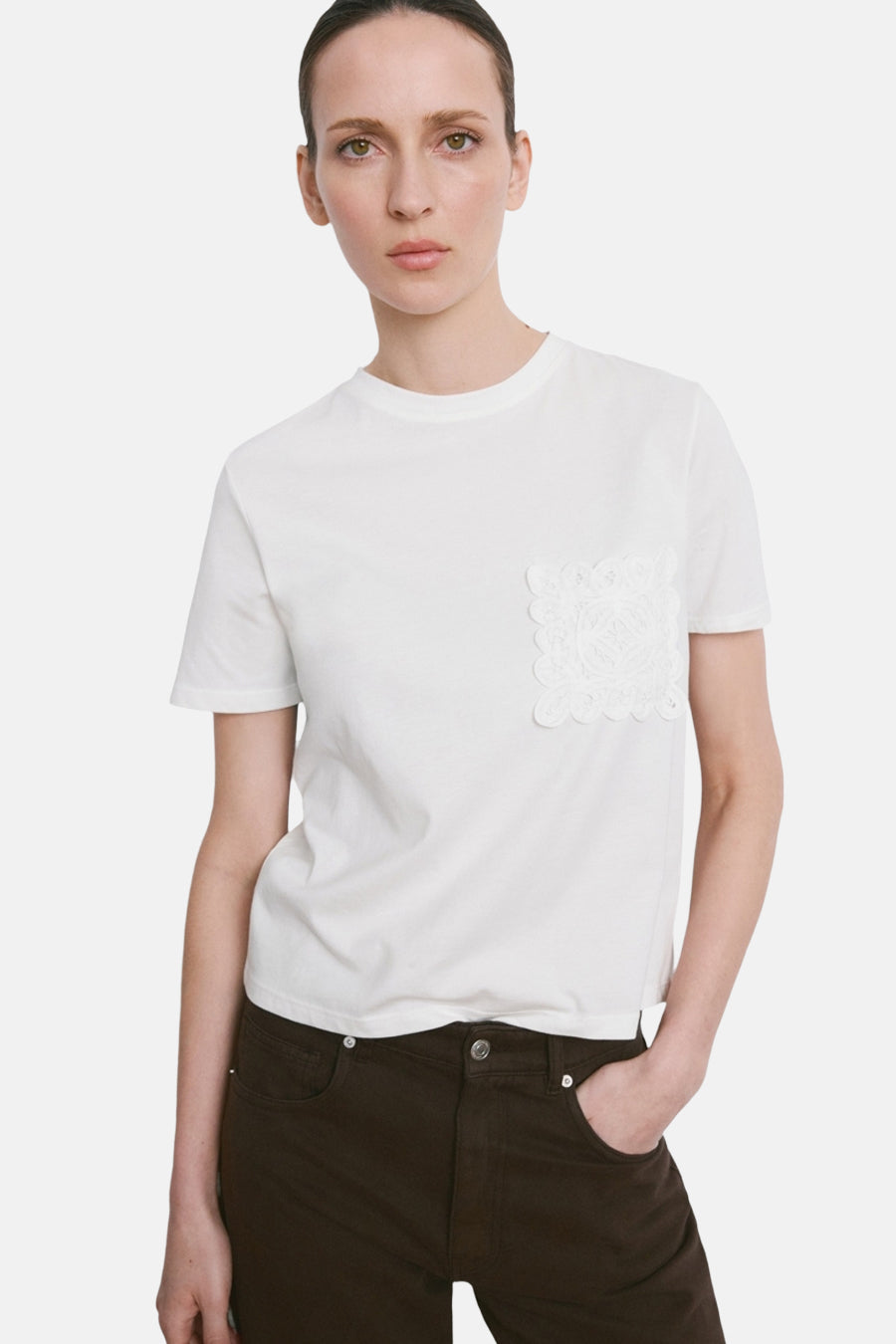 Wit T-shirt van MANGO met korte mouwen en een opgenaaid decoratief zakje met kanten details.