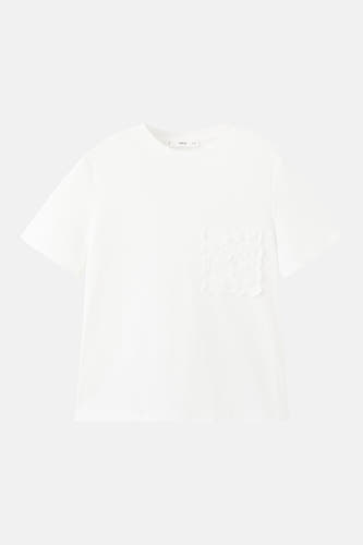 Wit T-shirt van MANGO, met een vierkant zakje van kant op de borst.
