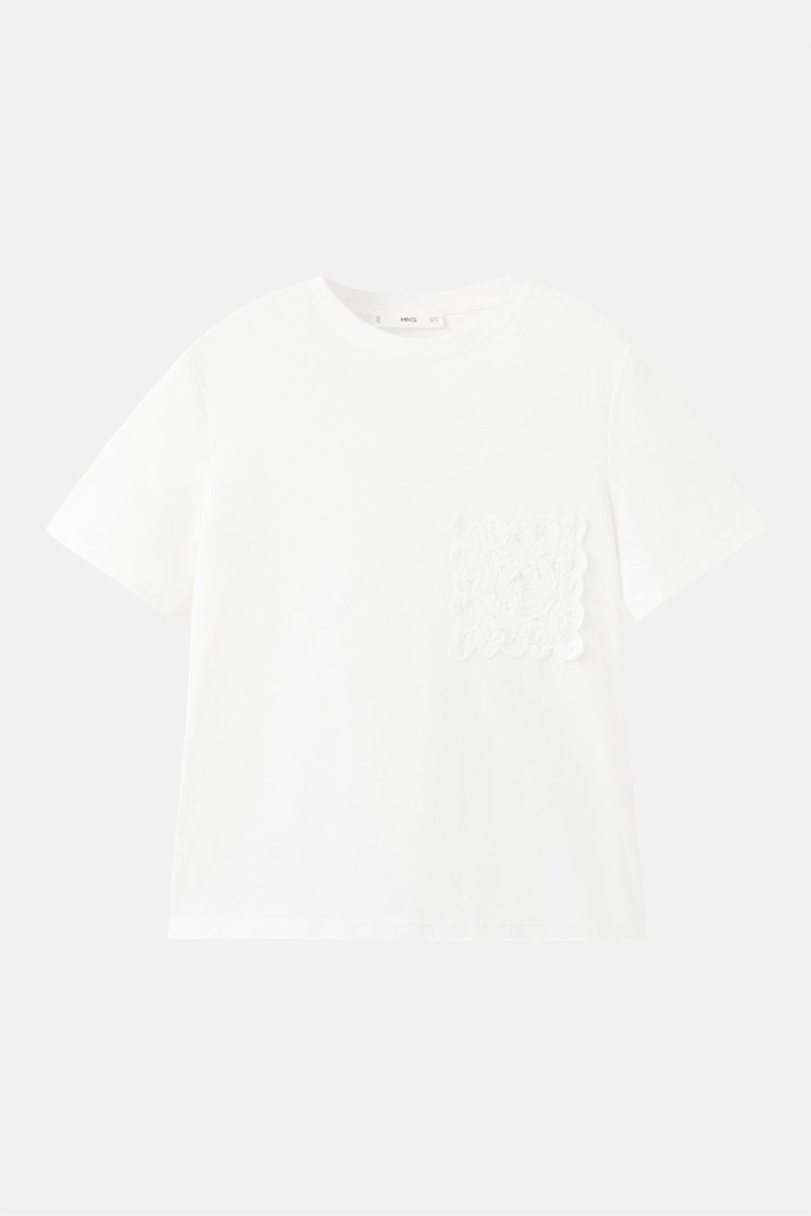 Wit T-shirt van MANGO, met een vierkant zakje van kant op de borst.
