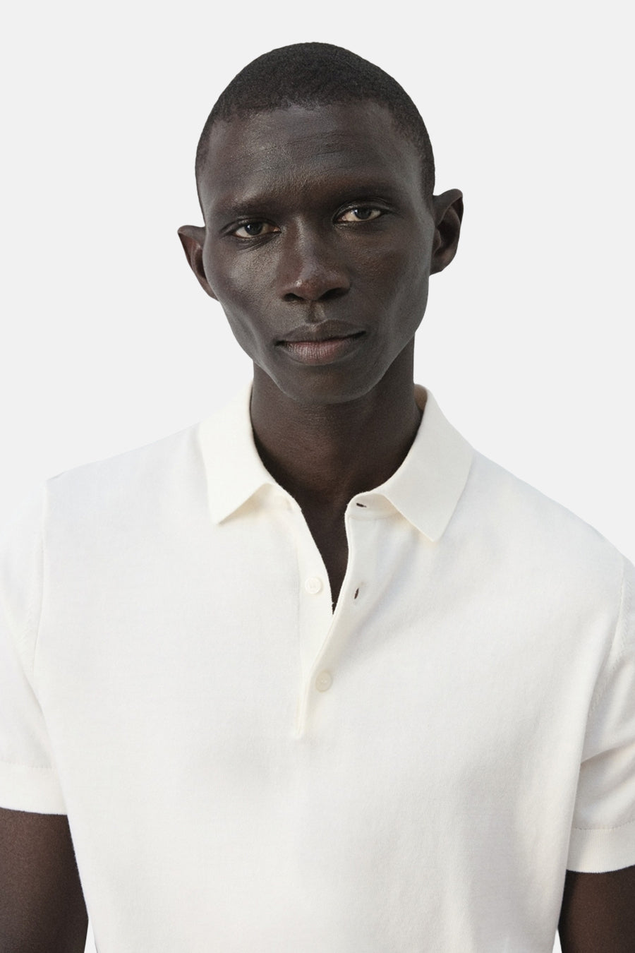 Witte polo van MANGO, met korte mouwen en een knoopsluiting aan de voorkant.