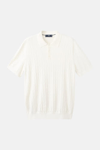 Witte polo van MANGO met kabelpatroon en korte mouwen.
