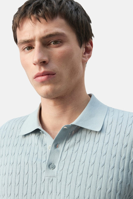Polo bleue de MANGO avec motif torsadé et manches courtes.
