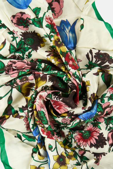 Écharpe d'été multicolore de MANGO avec imprimé floral et bordure verte.