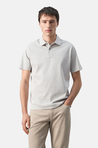 Grijs poloshirt van MANGO, met korte mouwen, gedragen met een kaki broek.