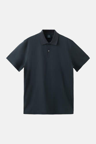 Blauwe polo van MANGO met korte mouwen en knoopsluiting.
