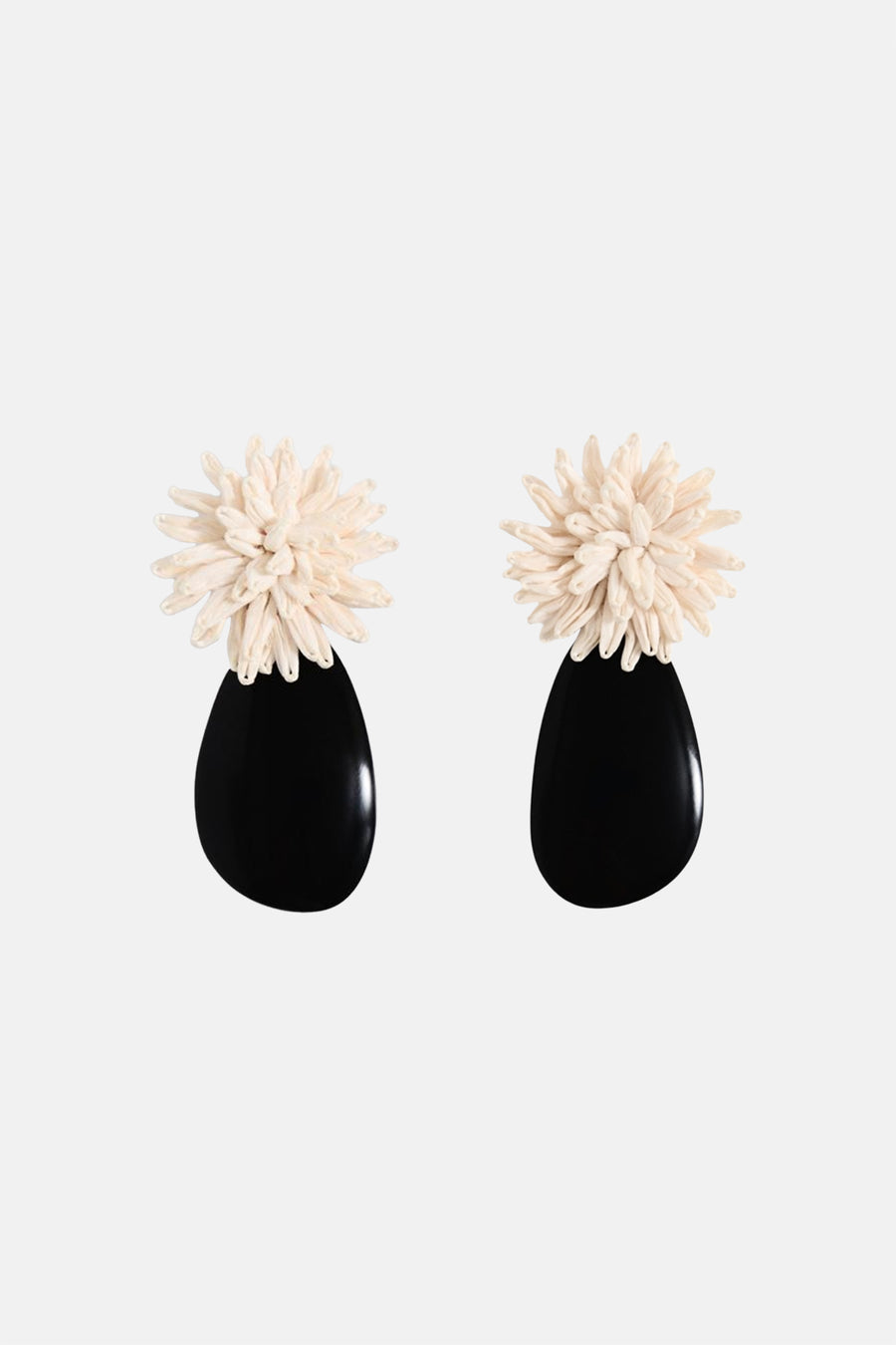 Multicolore oorringen van MANGO met crèmekleurige bloemdetails en een zwarte druppelvormige hanger.