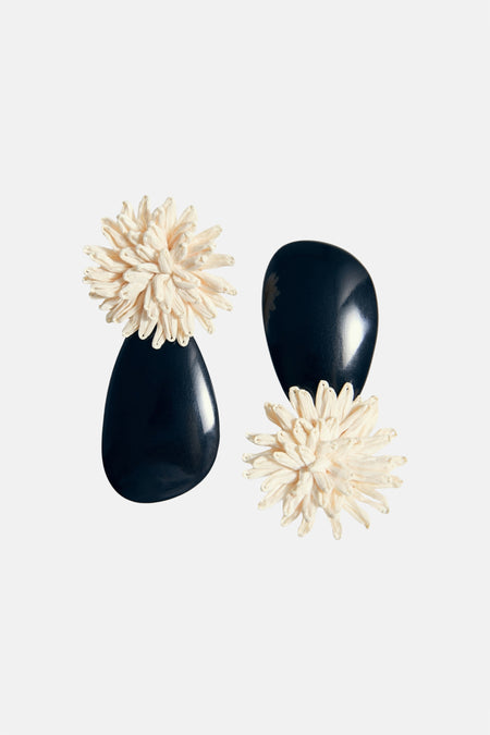 Multicolor oorringen van MANGO, met zwarte stenen en crèmekleurige bloemmotieven.