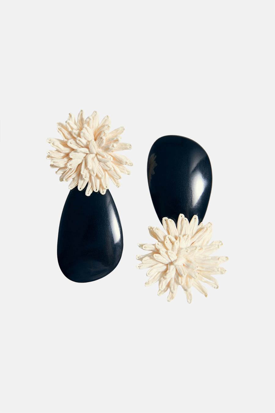 Multicolor oorringen van MANGO, met zwarte stenen en crèmekleurige bloemmotieven.