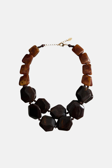 Collier court marron de MANGO avec deux rangs de perles carrées et polygonales.