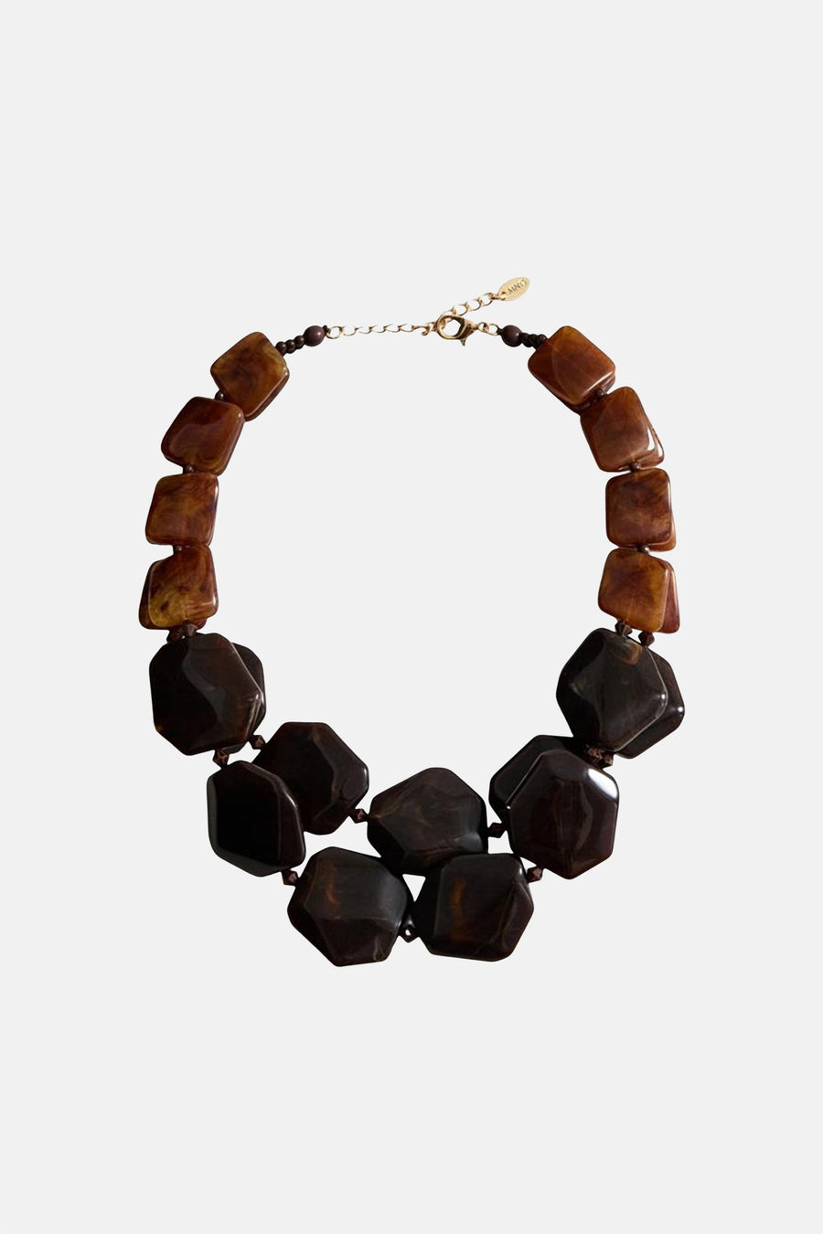 Collier court marron de MANGO avec deux rangs de perles carrées et polygonales.
