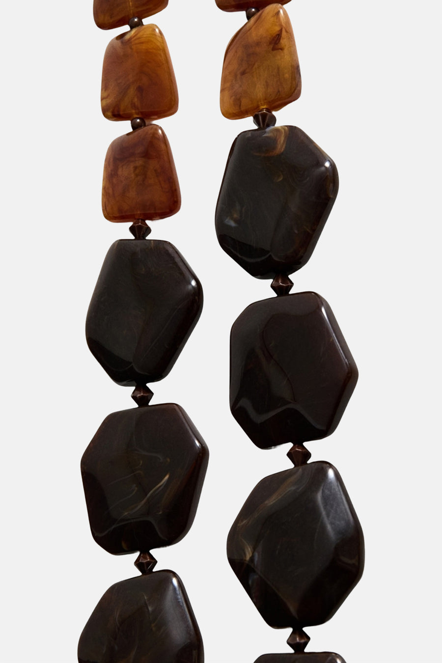 Collier court marron de MANGO avec de grandes perles en résine et de petits liens de perles.