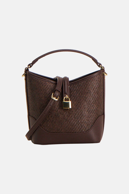 Bruine handtas van MANGO met een geweven textuur, goudkleurig slotje en verstelbare band.