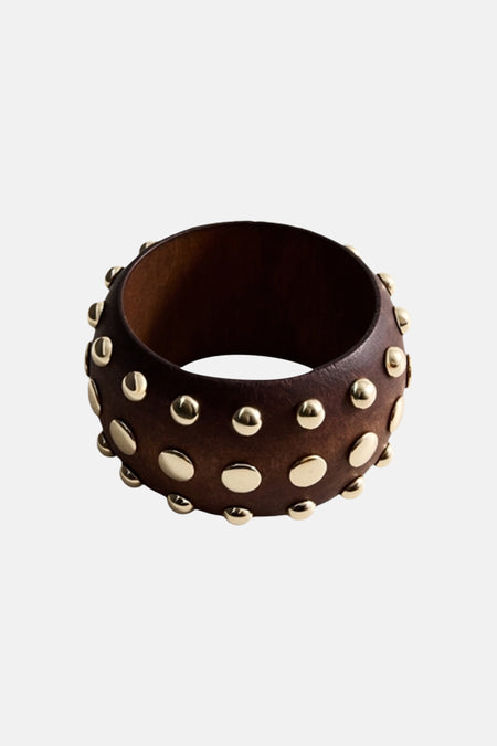 Bruine armband van MANGO, versierd met goudkleurige studs.
