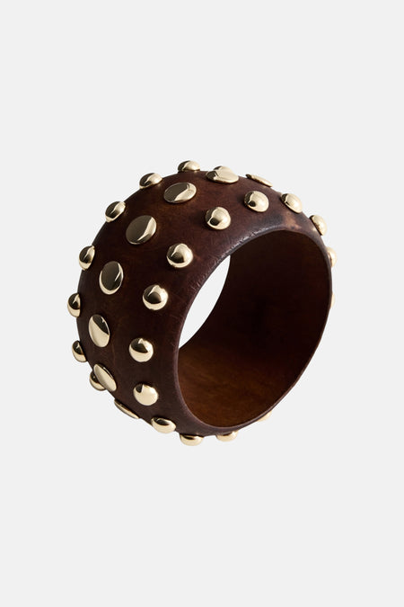 Bruine armband van MANGO, versierd met goudkleurige metalen studs over het gehele oppervlak.