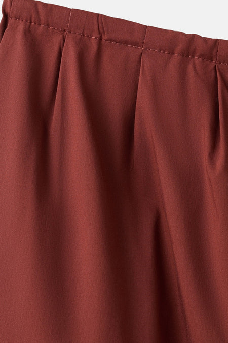 Pantalon marron de MANGO, avec des plis sur le dessus et une texture unie.