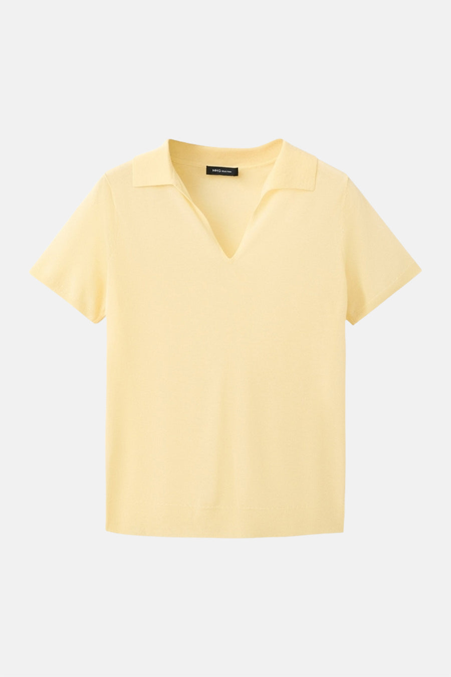 Gele polo met korte mouwen van MANGO, met V-hals en platte kraag, liggend gefotografeerd.