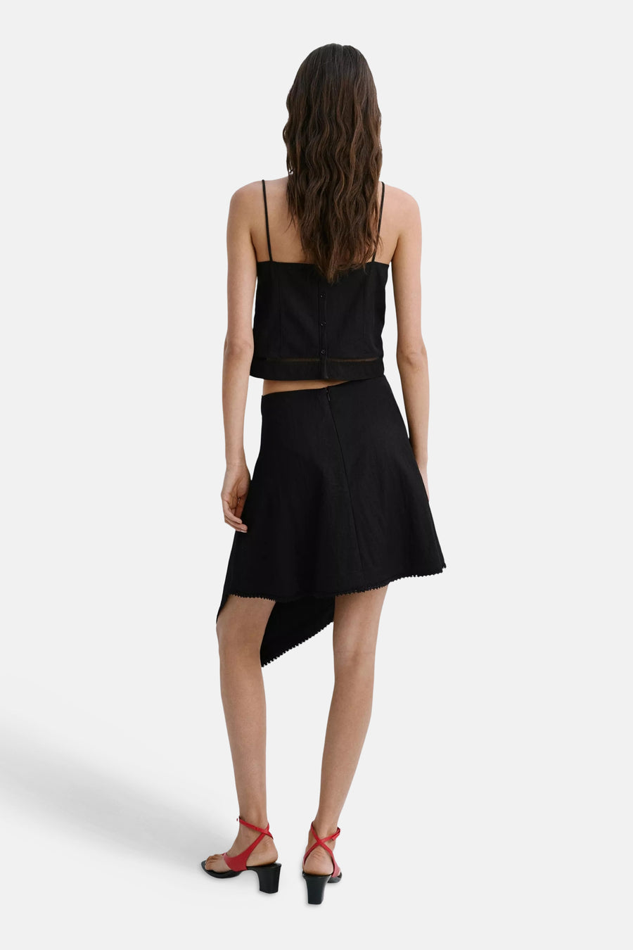Jupe noire MANGO avec ourlet asymétrique et bord festonné, dos.