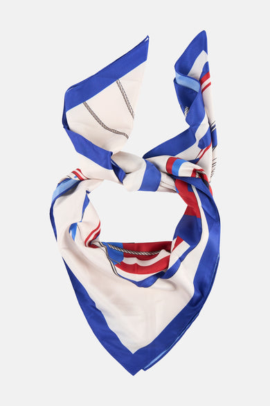 Multicolor zomersjaal van MANGO met nautische touwprint en strepen, losjes geknoopt.
