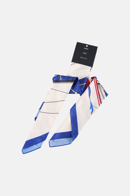 Zomersjaal multicolor van MANGO met nautisch patroon van touwen en strepen, diagonaal gevouwen met label.