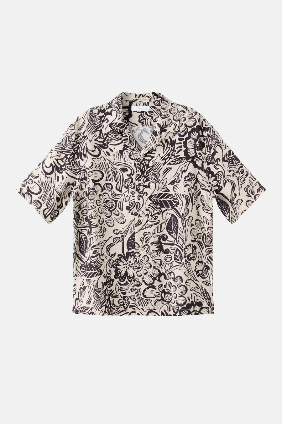 Chemise beige à manches courtes de MANGO avec un motif floral noir et un col cubain.