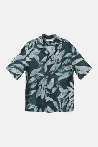 Kort mouwen hemd in donkergroen met lichtgrijze bladeren van MANGO, met een batik-achtig bladpatroon en revere kraag.