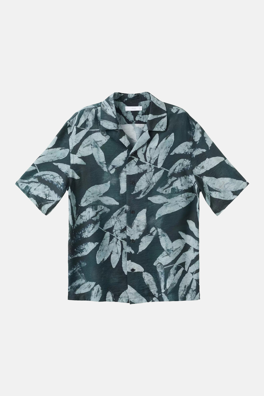 Kort mouwen hemd in donkergroen met lichtgrijze bladeren van MANGO, met een batik-achtig bladpatroon en revere kraag.