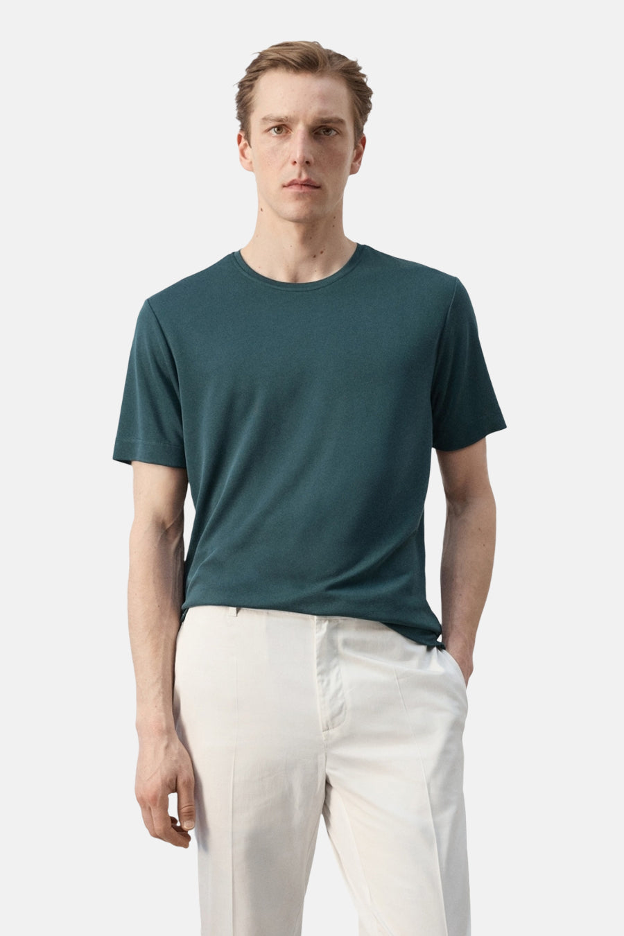 Groen T-shirt met korte mouwen van MANGO, met ronde hals, gedragen met een lichte broek.