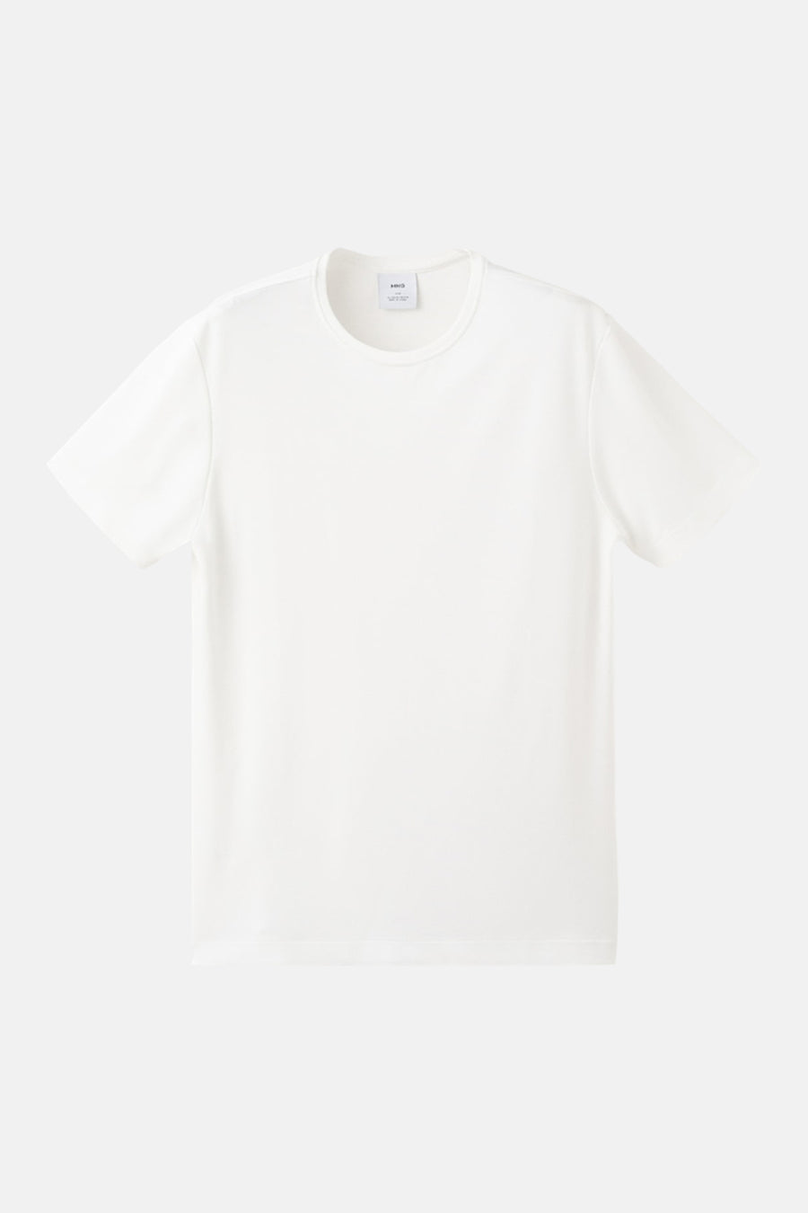 Wit T-shirt met korte mouwen van MANGO, met ronde hals en label in de nek, plat neergelegd.