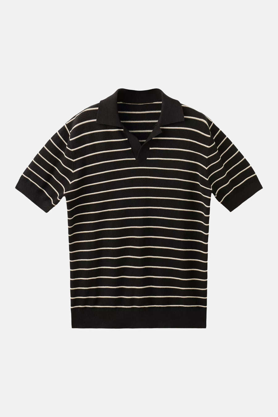 Polo en maille noire MANGO à rayures horizontales blanches et col en V.