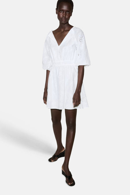 Robe blanche à manches longues de MANGO, avec broderie anglaise, col en V et taille élastique.