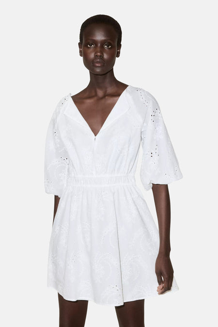 Robe blanche à manches longues de MANGO, avec broderie ajourée, taille élastique, vue de dos.