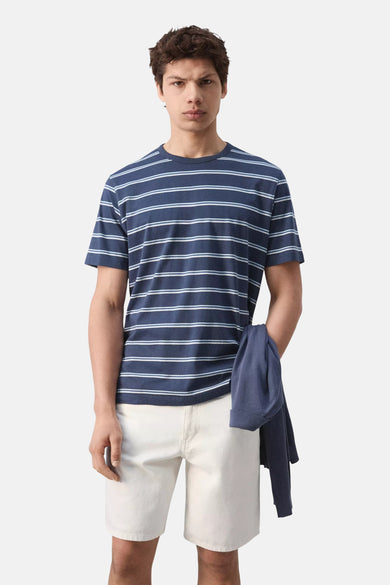 Blauw gestreept T-shirt van MANGO met korte mouwen, witte en lichtblauwe strepen, gestyled met ecru shorts.