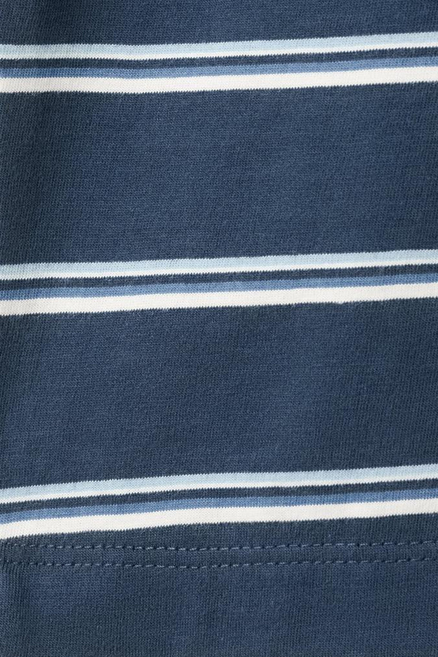 T-shirt bleu de MANGO à rayures horizontales blanches et bleu clair et à ourlet cousu.