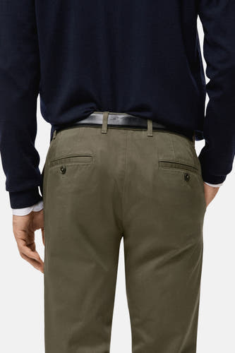 Chino vert de MANGO, dos, avec une ce et et poches.