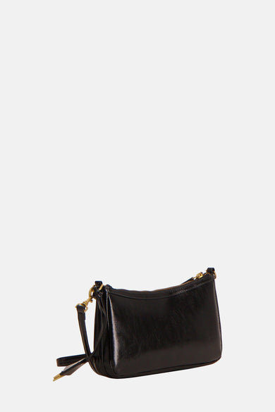 Sac à dos noir de MANGO, avec fermeture éclair et bretelles étroites, sur un fond lisse.