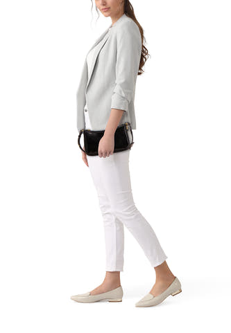 Sac à dos noir de MANGO, avec une courte sangle d'épaule et combiné avec un blazer gris et un pantalon blanc.