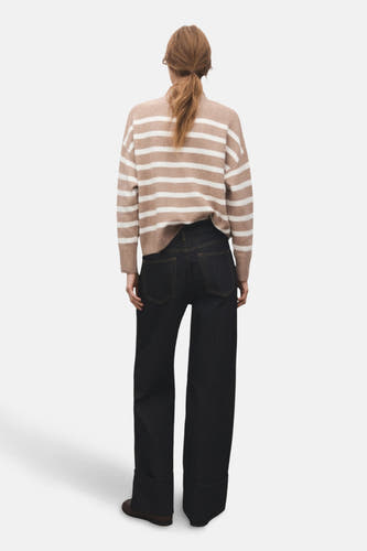 Beige rondehals trui van MANGO, met bruine strepen, gedragen met donkere denim broek.