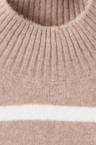 Beige trui met ronde hals van MANGO, met een ribgebreide kraag en een witte streep.