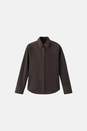 Chemise marron à manches longues de MANGO, avec un col classique et une coupe droite.