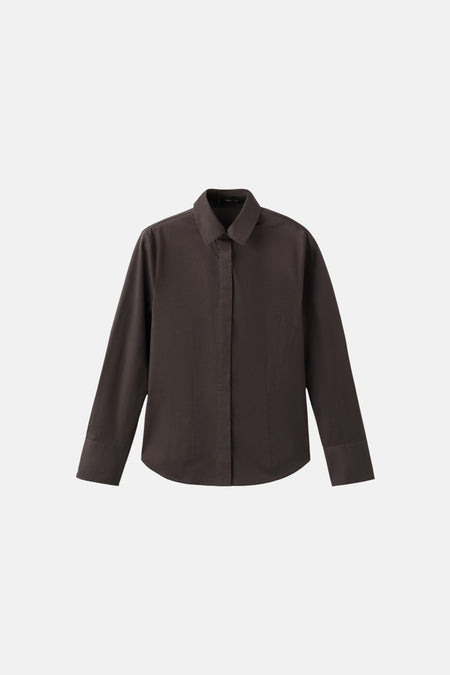 Chemise marron à manches longues de MANGO, avec un col classique et une coupe droite.