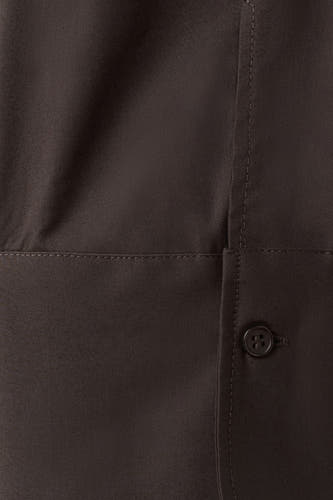 Chemise marron à manches longues de MANGO, avec patte de boutonnage visible et coutures fines.