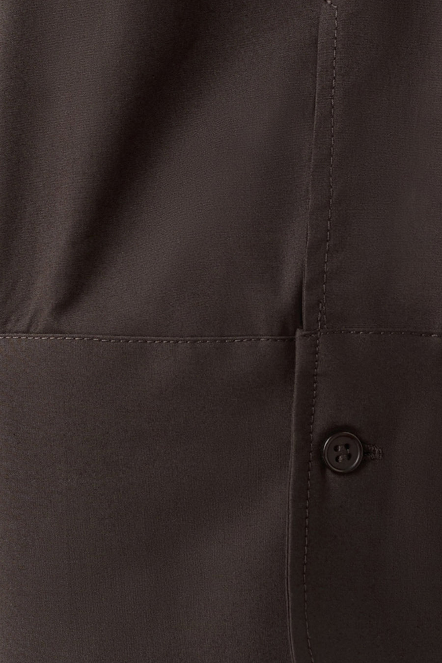 Chemise marron à manches longues de MANGO, avec patte de boutonnage visible et coutures fines.
