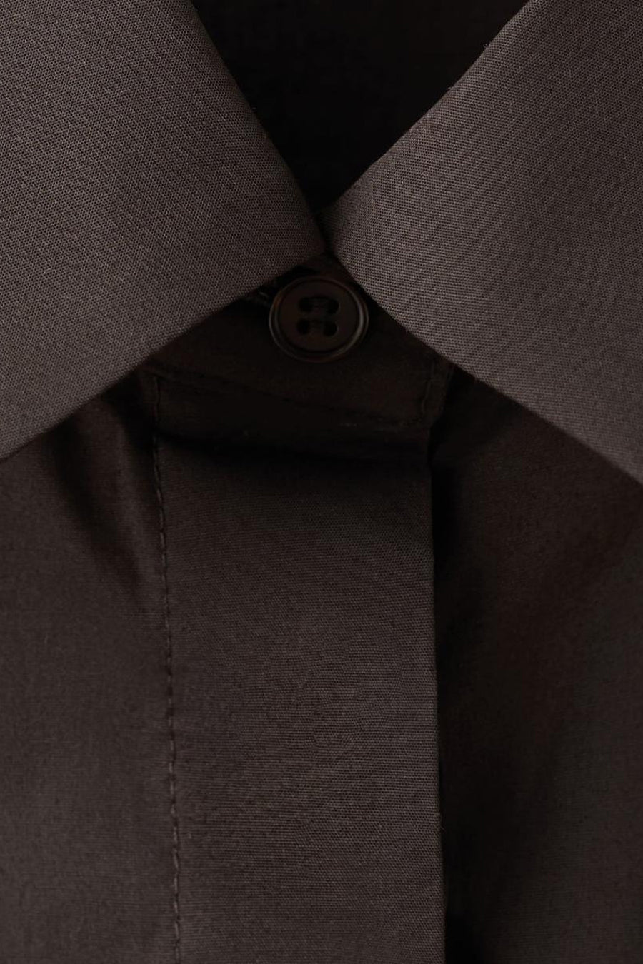 Chemise marron à manches longues de MANGO, avec une fermeture boutonnée et un col classique.