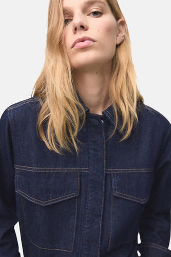 Donkerblauw denim overhemd met lange mouwen van MANGO, met rechte zakken en contrasterende stiksels.