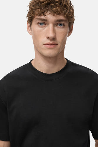 T-shirt noir à manches courtes de MANGO, uni et avec col rond.